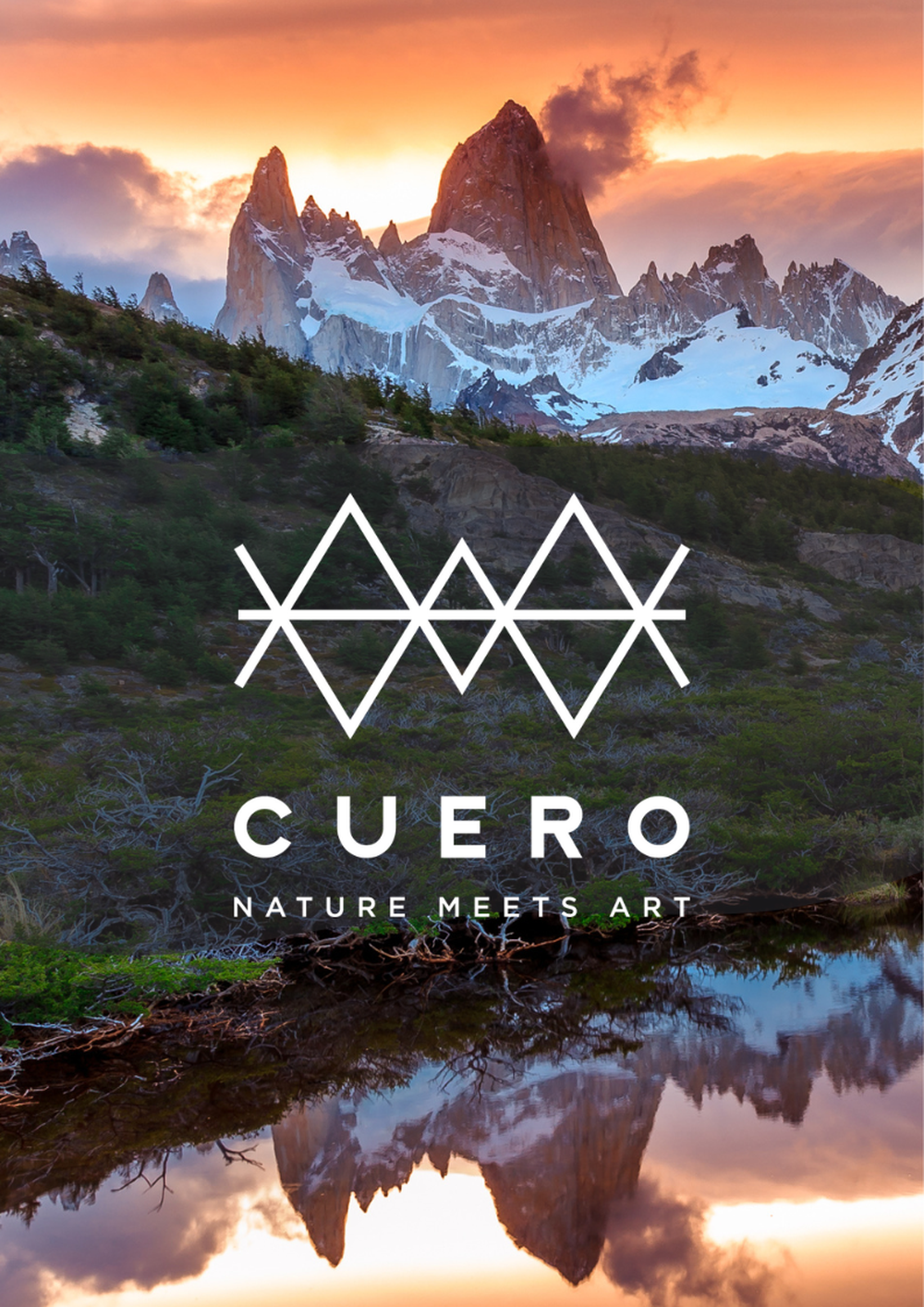 Cuero-Logo und Berg im See reflektiert