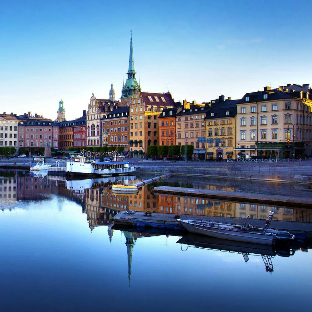 Estocolmo junto al agua en un día claro con barcos.
